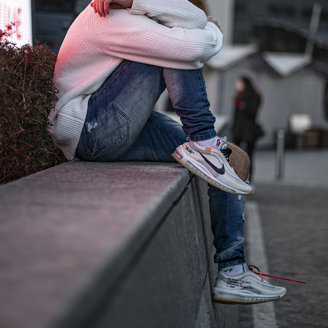 Nike Air Max w damskich stylizacjach – jak modnie nosić kultowe buty?